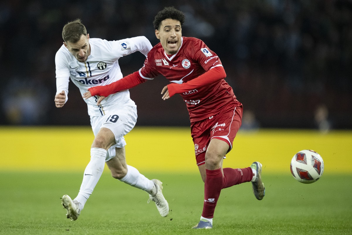 Nikola Boranijasevic (FCZ), links, spielt um den Ball mit Sayfallah Ltaief (FCW), rechts, im Fussball Meisterschaftsspiel der Super League zwischen dem FC Zuerich und dem FC Winterthur im Letzigrund,  ...