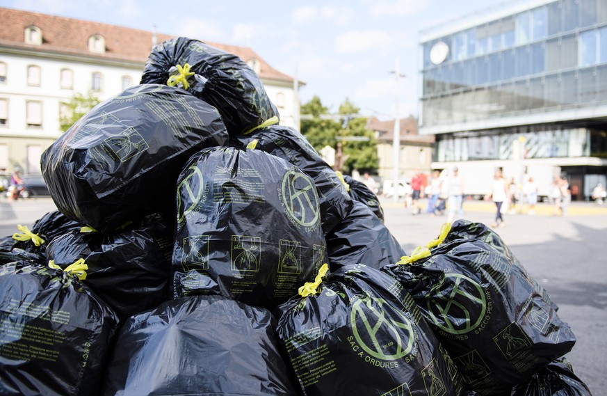 Abfallsaecke auf dem Bahnhofsplatz in Bern, anlaesslich einer Fotoaktion der Gruenen des Kanton Berns fotografiert am Donnerstag, 1. September 2016, in Bern. Der Schritt zur Gruenen Wirtschaft ist aus ...