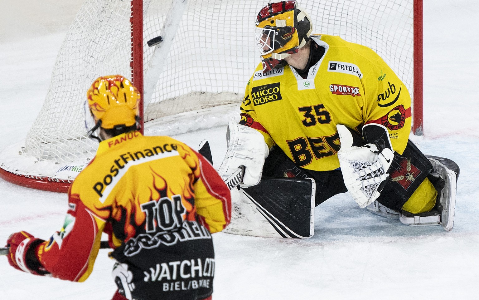 Biels PostFinance Topscorer Luca Cunti, links, trifft gegen Berns Torhueter Tomi Karhunen zum 6-5 nach Verlaengerung im Eishockey Meisterschaftsspiel der National League zwischen dem EHC Biel und dem  ...