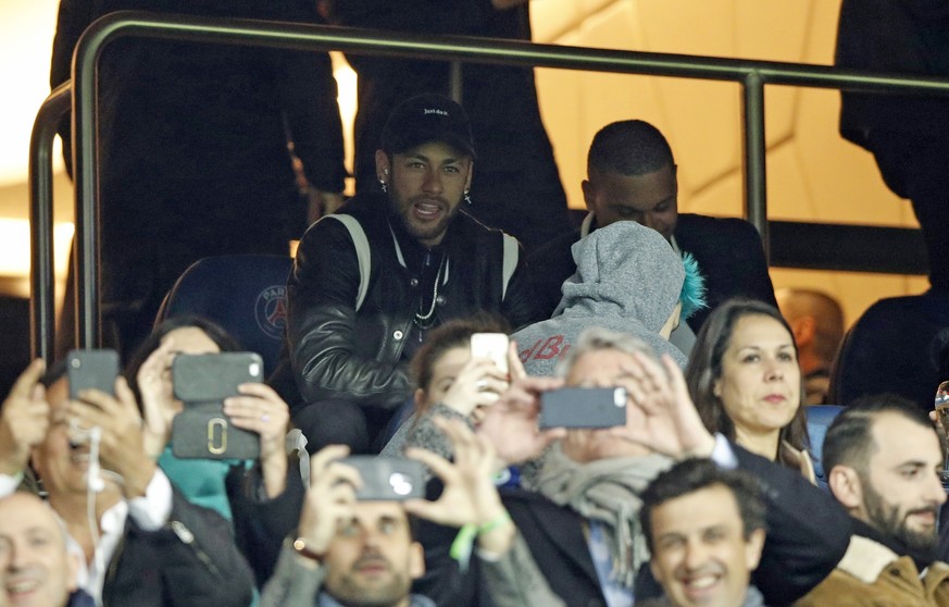 epa07418220 Paris Saint Germain&#039;s Neymar (C) in the stands during the UEFA Champions League round of 16 second leg soccer match between PSG and Manchester United at the Parc des Princes Stadium i ...