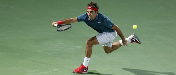 Federer in Aktion gegen Novak Djokovic. 