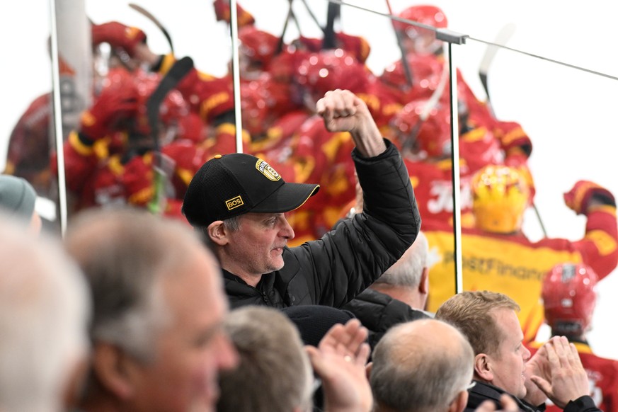 KEYPIX - Tigers Spieler und Fans jubeln im zweiten Eishockey Playoff Viertelfinalspiel der National League, zwischen den SCL Tigers und dem Lausanne HC, am Samstag 15. Maerz 2025, in der Emmental Vers ...
