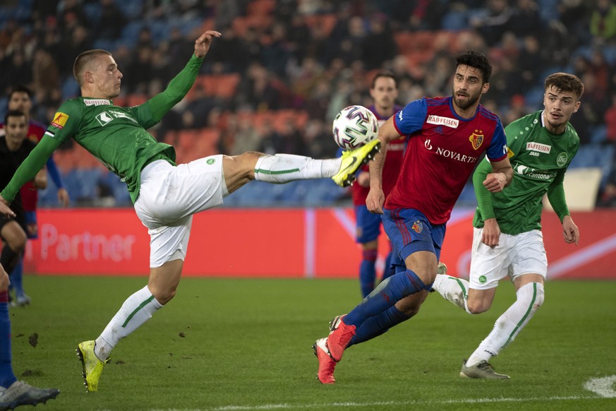 St. Gallens Miro Muheim, links, im Kampf um den Ball gegen Basels Eray Coemert, rechts, im Fussball Meisterschaftsspiel der Super League zwischen dem FC Basel 1893 und dem FC St. Gallen 1879 im Stadio ...