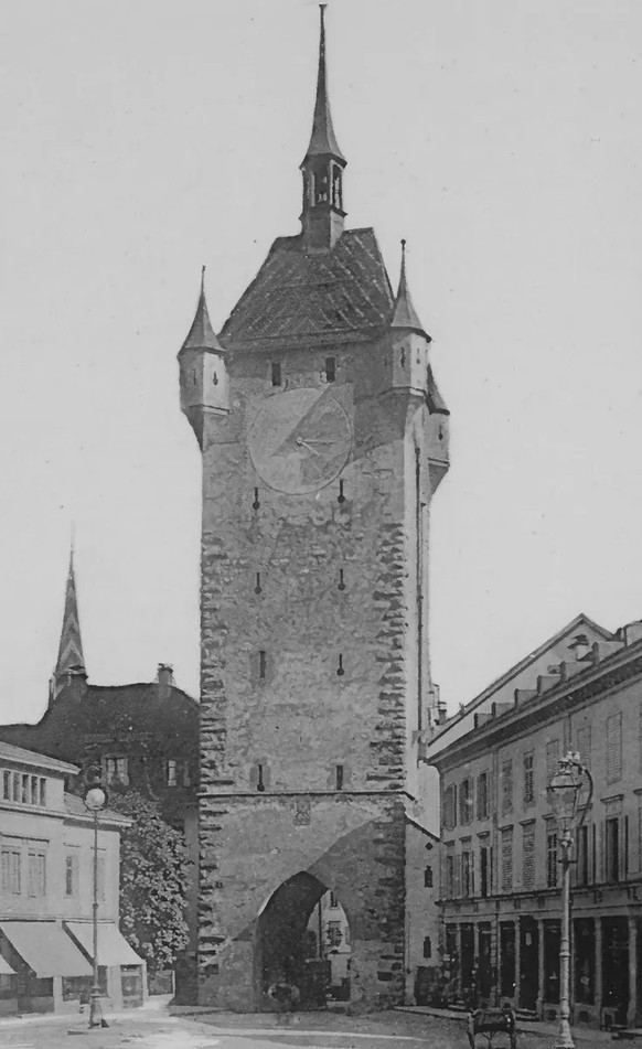 Der Stadtturm von Baden, hier auf einem Bild von 1890, hat viele Ähnlichkeiten mit...
https://commons.wikimedia.org/wiki/File:CH-NB-Baden-nbdig-18038-page012.tif?page=1