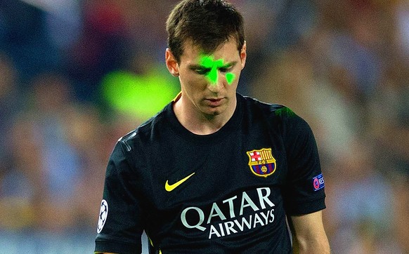 Messi wird von einem Laserpointer geblendet.