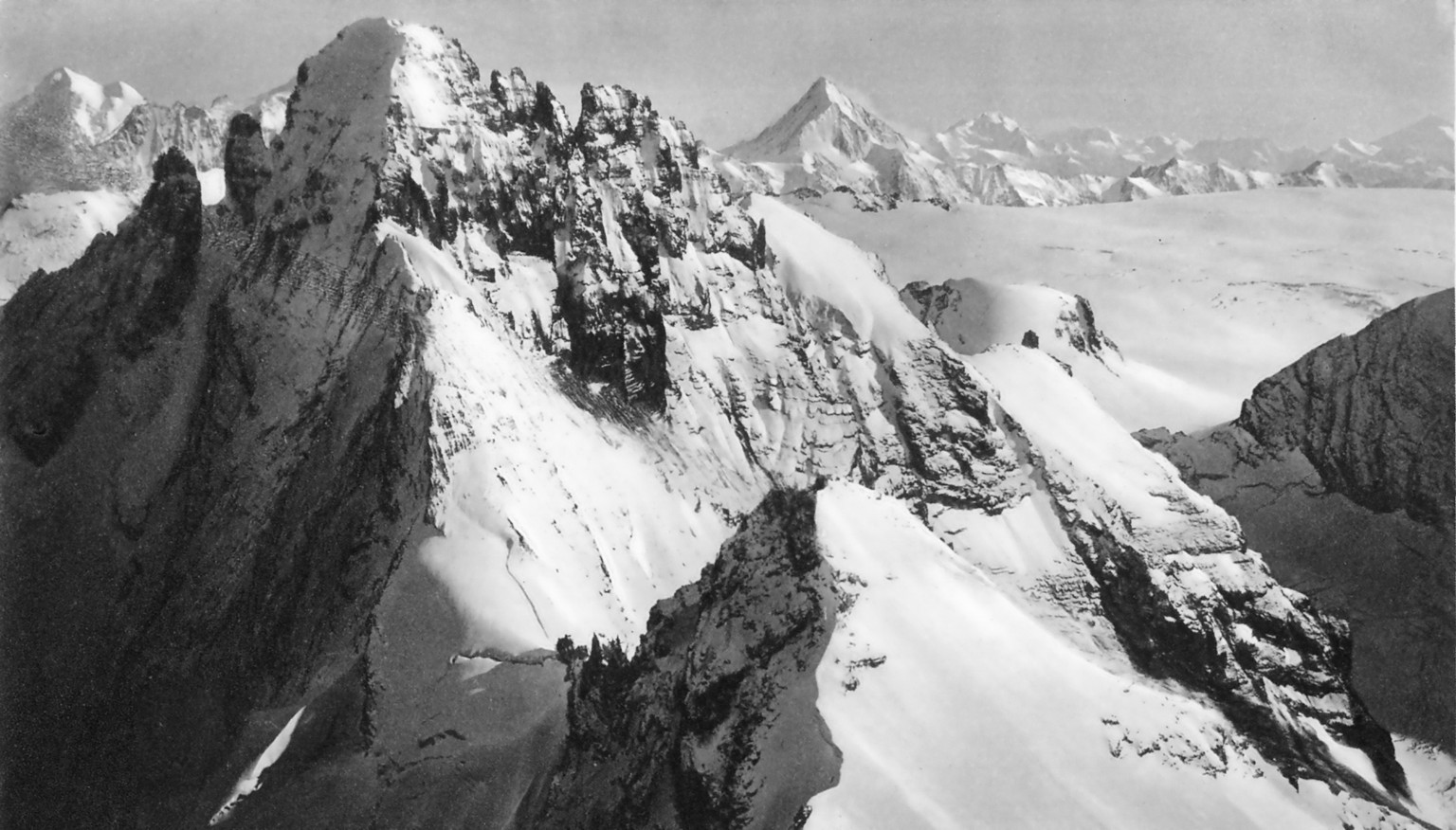 Hier sehen wir das&nbsp;3436,1 Meter hohe Gspaltenhorn in den Berner Alpen von Spelterinis Ballon aus, 1910.&nbsp;&nbsp;