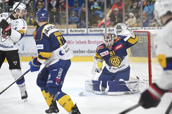 Der Davoser Torhueter Gilles Senn erhaelt das Tor zur 1:4 Fuehrung fuer Fribourg, im Eishockey-Qualifikationsspiel der National League zwischen dem HC Davos und dem HC Fribourg-Gotteron, am Samstag, 2 ...