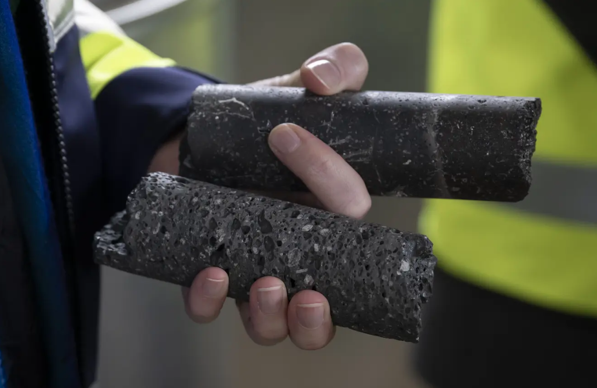 Deux échantillons de roches basaltiques : du CO2 a été injecté dans l'échantillon inférieur, mais pas dans celui supérieur.