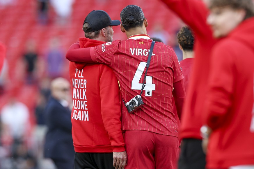 epaselect epa11353845 Liverpool manager Jurgen Klopp (L) hugs with Virgil van Dijk (C) of Liverpool after his very last game for Liverpool after the English Premier League soccer match of Liverpool FC ...