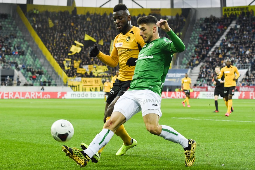 YBs Nicolas Moumi Ngamaleu, links, gegen St.Gallens Leonidas Stergiou, beim Fussball Super-League Spiel zwischen dem FC St. Gallen und dem BSC Young Boys Bern, am Sonntag, 23. Februar 2020, im Kybunpa ...