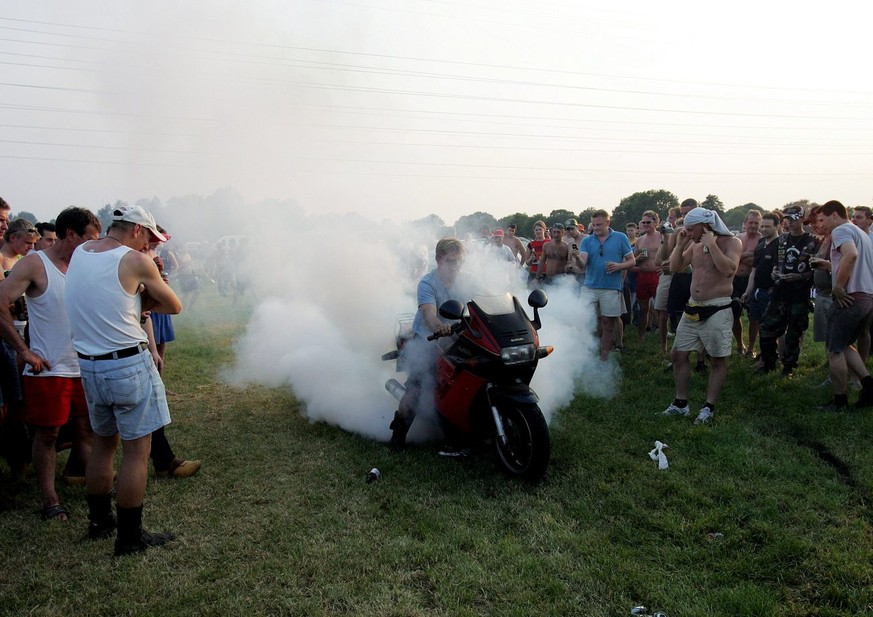 Ein Motorradfahrer brennt anlässlich des Grossen Preises von Assen in Holland seinen Hinterreifen ab.