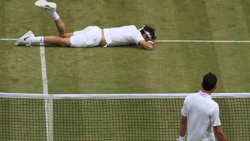 Ein Bild mit Symbolcharakter: Roger Federer rutscht hier im fünften Satz aus und muss Raonic einen Breakball zugestehen. Das Game wird er später verlieren – das Break zur Niederlage.