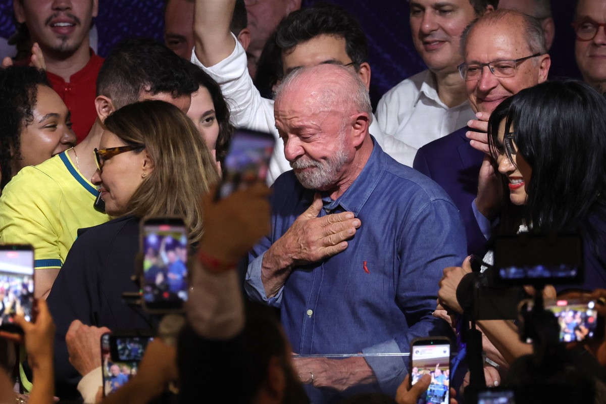 epa13332078 Brazilian President Luiz Inacio Lula da Silva (C) reacts after winning the election in Sao Paulo, Brazil, 25 October 2026. Lula won the presidential runoff election against Brazilian Senat ...