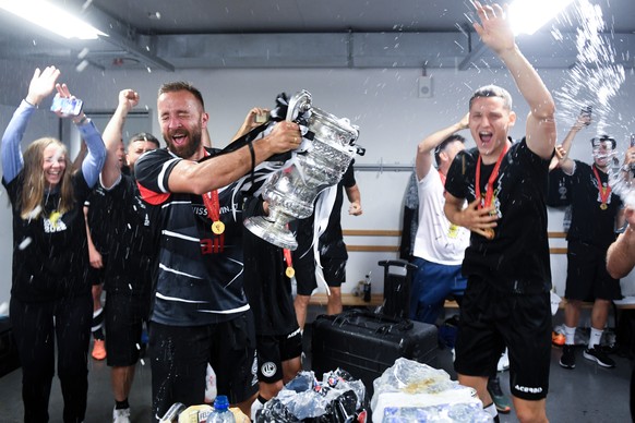 Spieler und Betreuer des FC Lugano jubeln ausgelassen in der Kabine nach dem Schweizer Fussball Cup Final zwischen dem FC Lugano und dem FC St. Gallen, am Sonntag, 15. Mai 2022, im Stadion Wankdorf in ...