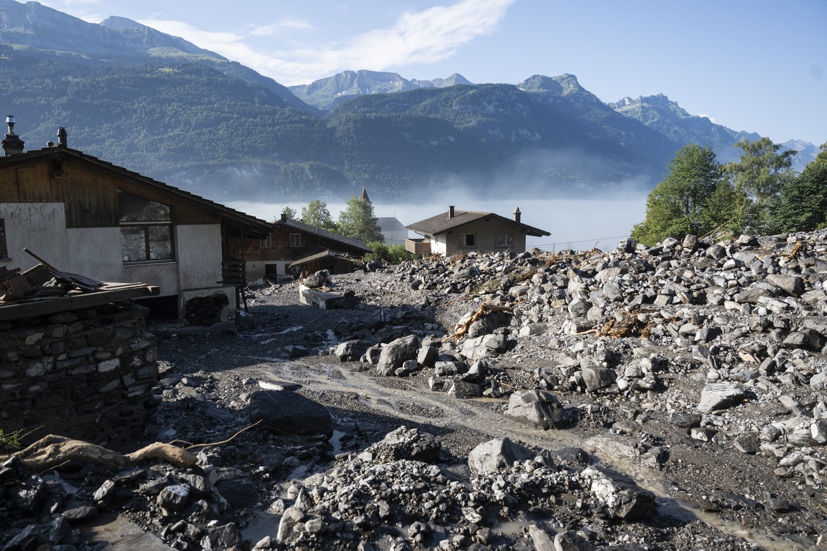 Eine Geroelllawine ueberdeckt einen Dorfteil, am Dienstag, 13. August 2024 in Brienz. Am Vorabend haben heftige Gewitter einen Murgang ausgeloest und Gebaeude, parkierte Fahrzeuge, Strassen sowie Infr ...