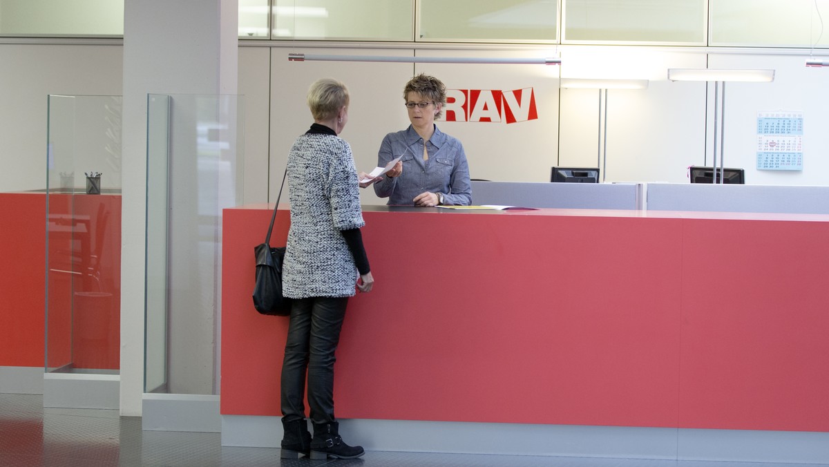 ZUM WAHLKAMPF DER EIDGENOESSISCHEN WAHLEN VOM 18. OKTOBER 2015 STELLEN WIR IHNEN ZUM SCHWERPUNKTTHEMA "ARBEITSMARKT" FOLGENDES BILDMATERIAL ZUR VERFUEGUNG - WEITERE BILDER FINDEN SIE AUF UNS ...