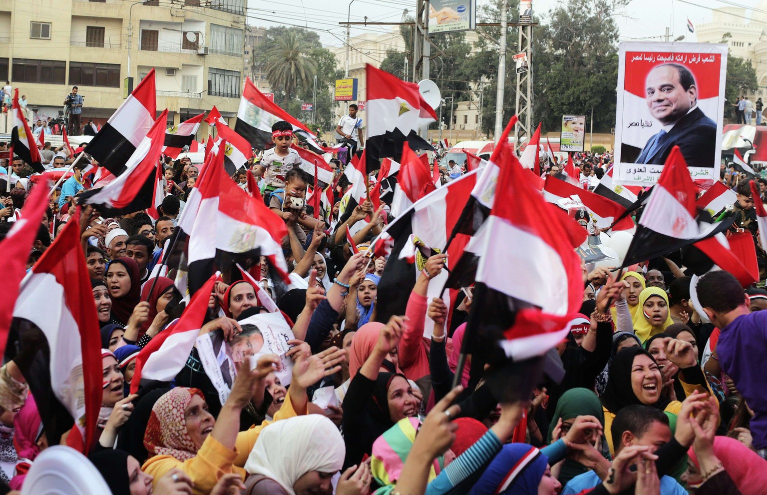 Tausende Menschen feiern ihren neuen Präsidenten.