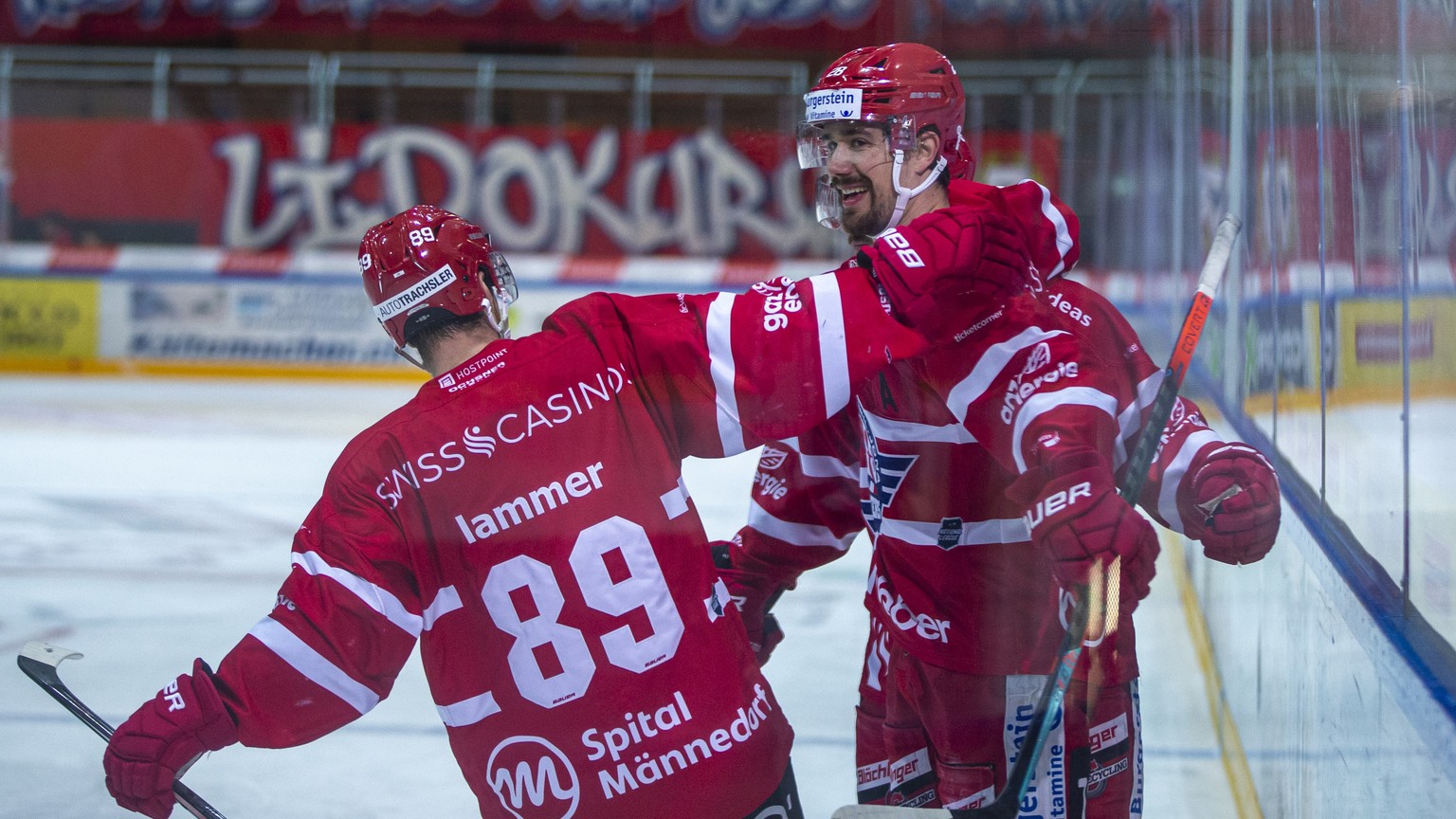 SC Rapperswil-Jona Lakers Stuermer Dominic Lammer, links, und Stuermer Yannick-Lennart Albrecht bejubeln einen Treffer waehrend dem Eishockey-Meisterschaftsspiel der National League zwischen den SC Ra ...