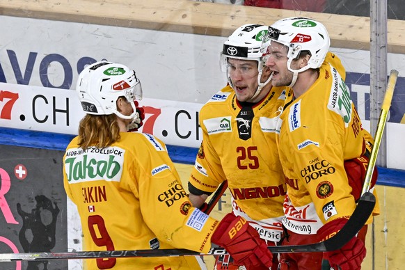 Jubel bei den Langnauern mit Eakin Cody, Aleksi Saarela und Dario Rohrbach (Torschuetze), vl. im Eishockey-Qualifikationsspiel der National League zwischen dem HC Davos und den SCL Tigers, am Samstag, ...