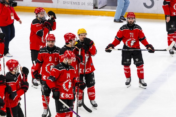 Les joueurs du Lausanne regardent decu apres avoir perdu en overtime contre Geneve-Servette, lors de l'Acte 6 des quarts de finale des play-offs du championnat suisse de hockey sur glace de Natio ...
