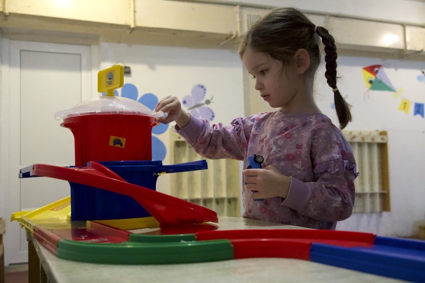 Oleksandra Kikot ist dreieinhalb Jahre alt und spielt im Luftschutzkeller des Kindergartens von Dykanka (Ukraine, Region Poltawa). Das Mädchen war bei Ausbruch des russischen Angriffskrieges sieben Mo ...