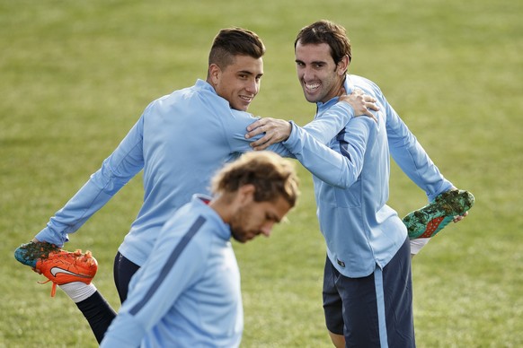 Atletico de Madrid Jose Maria Gimenez de Vargas from Uruguay, left, and Diego Godin from Uruguay stretch during a training session ahead of Wednesday&#039;s Champions League soccer match between Atlet ...