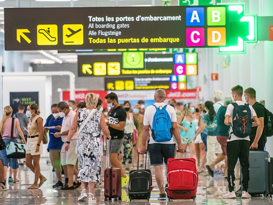 Schnell nach Hause: Reisende auf dem Flughafen von Palma de Mallorca. Mehrere hundert Schweizer Touristen wollen mit einer vorzeitigen Heimreise die Quarant�ne umschiffen, die ab Donnerstag gilt. (The ...