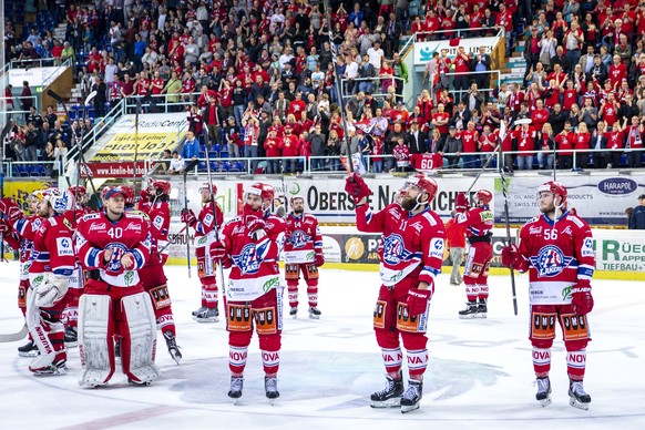 Die Spieler des SC Rapperswil-Jona Lakers feiern den 2-1 Sieg im sechsten Eishockey Spiel der Ligaqualifikation der National League zwischen dem SC Rapperswil-Jona Lakers und dem EHC Kloten am Montag, ...