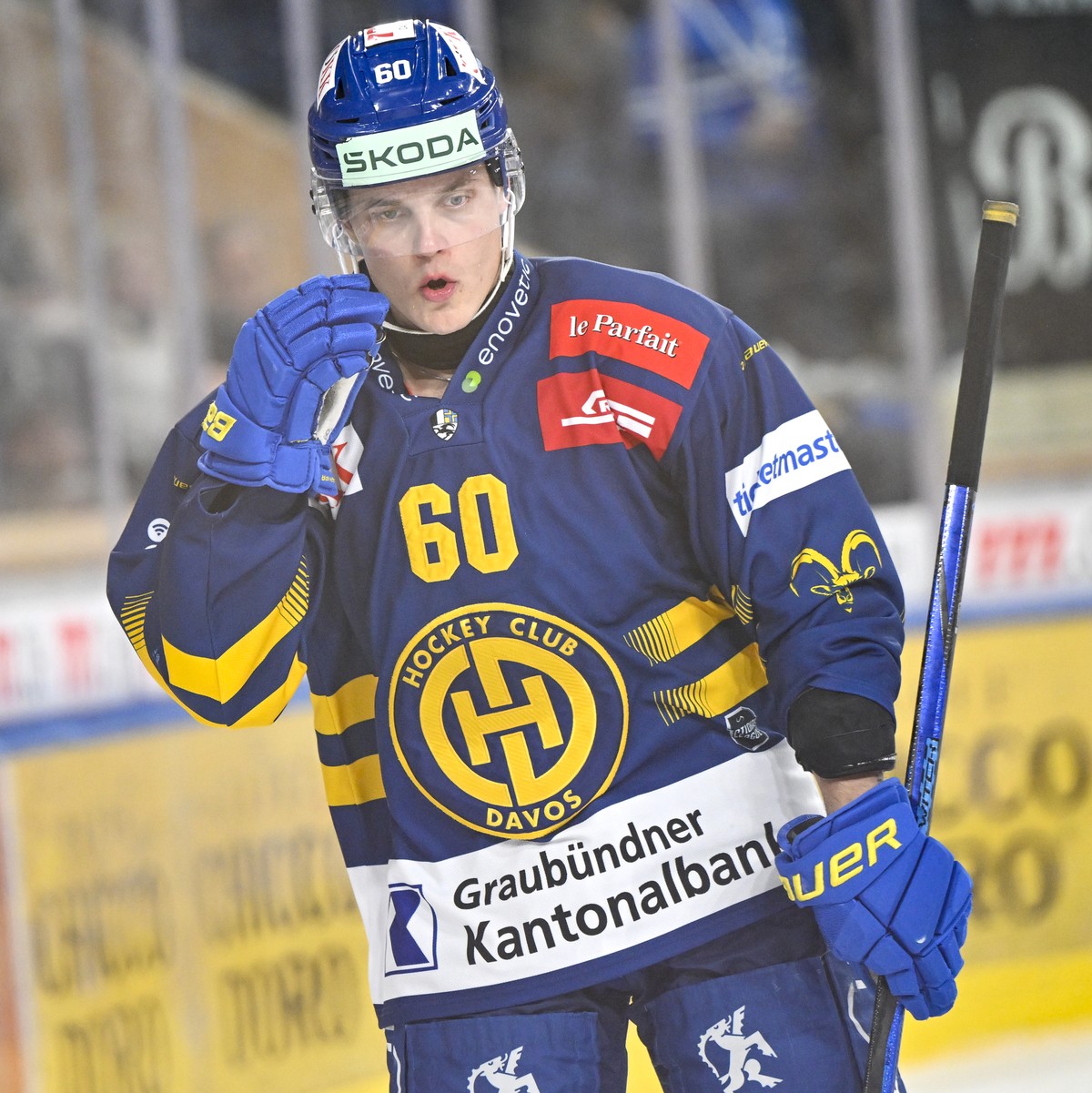 Der Davoser Julius Honka, im Eishockey-Qualifikationsspiel der National League (NL) zwischen dem HC Davos und dem EV Zug Samstag, 2. November 2024, im Eisstadion in Davos. (KEYSTONE/Juergen Staiger)