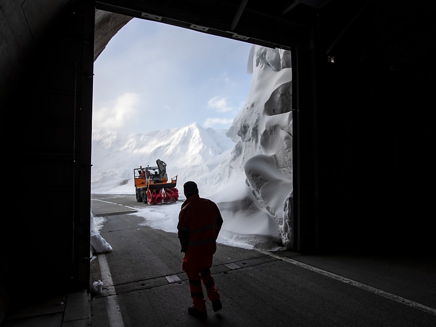 An Auffahrt ist der Gotthard-Pass von Schnee geräumt und wieder befahrbar.