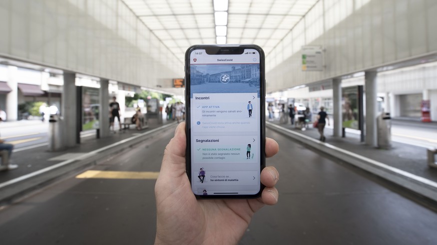 Eine Person nutzt die SwissCovid Contact Tracing App auf ihrem Smartphone, fotografiert am Donnerstag, 25. Juni 2020, in Lugano. (KEYSTONE/Ti-Press/Pablo Gianinazzi)