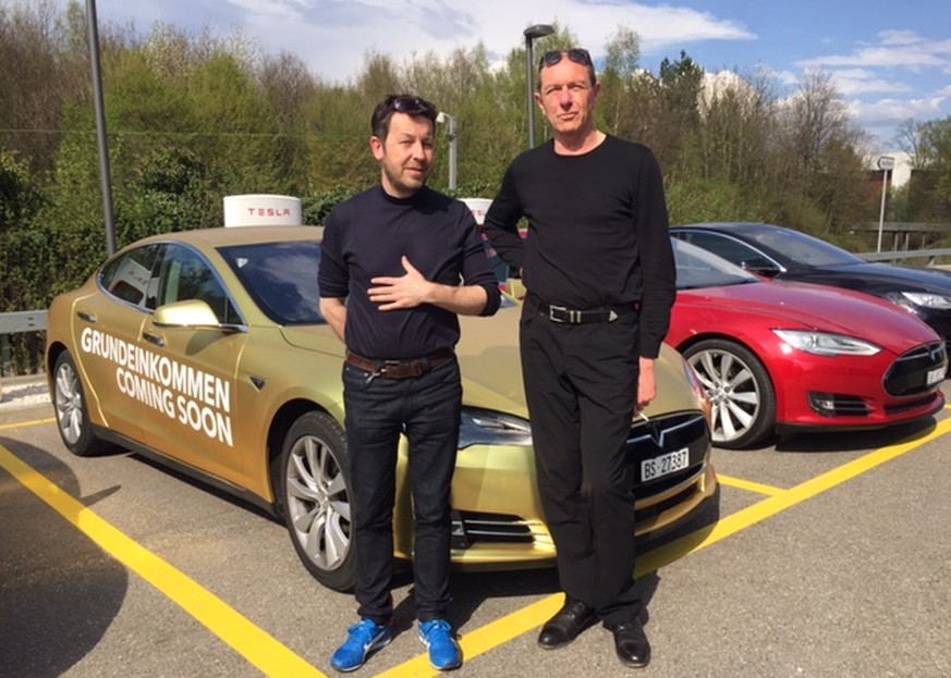 BGE-Initianten im goldenen Tesla: «Das Grundeinkommen ist eine Initiative gegen Faulheit»