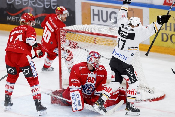 Luganos Luca Fazzini jubelt nach dem 5:1 gegen Rapperswil-Jona Lakers Torhueter Melvin Nyffeler waehrend der Meisterschaftspartie der National League zwischen den SC Rapperswil Jona Lakers und dem HC  ...