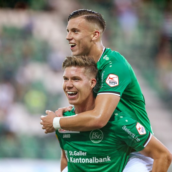 St. Gallens Cedric Itten, unten, freut sich zusammen mit seinem Teamkollegen Ermedin Demirovic, oben, ueber seinen 2. Treffer, aufgenommen beim Fussball Super-League Spiel FC St. Gallen gegen Neuchate ...