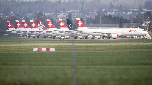 Parkierte Maschinen der Swiss auf dem Flughafen in Duebendorf, am Freitag, 20. Maerz 2020 aufgenommen von Duebendorf. Aufgrund des stark reduzierten Flugangebots der Fluggesellschaft Swiss werden Flug ...