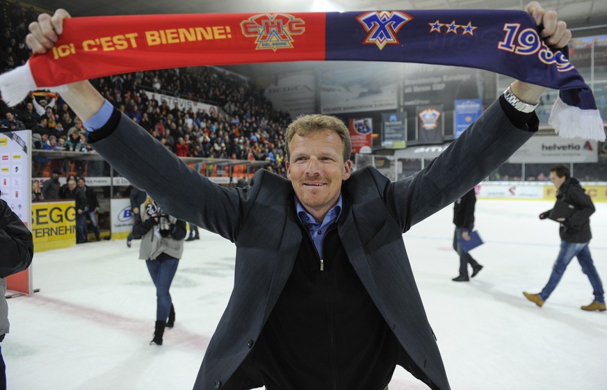 Der Bieler Headcoach Kevin Schlaepfer jubelt nach dem gewonnenen fuenften Auf-/Abstiegsplayoff Ligaqualifikationsspiel der NLA/NLB zwischen dem EHC Biel und dem EHC Visp am Samstag, 19. April 2014, in ...