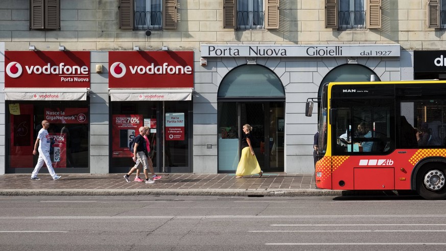 Italy, Bergamo Italy, Bergamo, Lombardy: pedestrians, Vodafone shop and bus to the airport in the lower city Europe Southern Europe Italy PUBLICATIONxNOTxINxFRA Copyright: xBenard/Andia.frx 357082