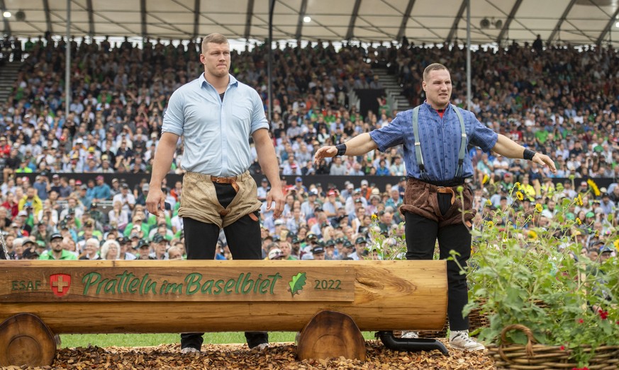 Pirmin Reichmuth, links, und Joel Wicki, rechts, am Schwingerbrunnen im 5. Gang am Eidgenoessischen Schwing- und Aelplerfest (ESAF) in Pratteln, am Sonntag, 28. August 2022. (KEYSTONE/Urs Flueeler).