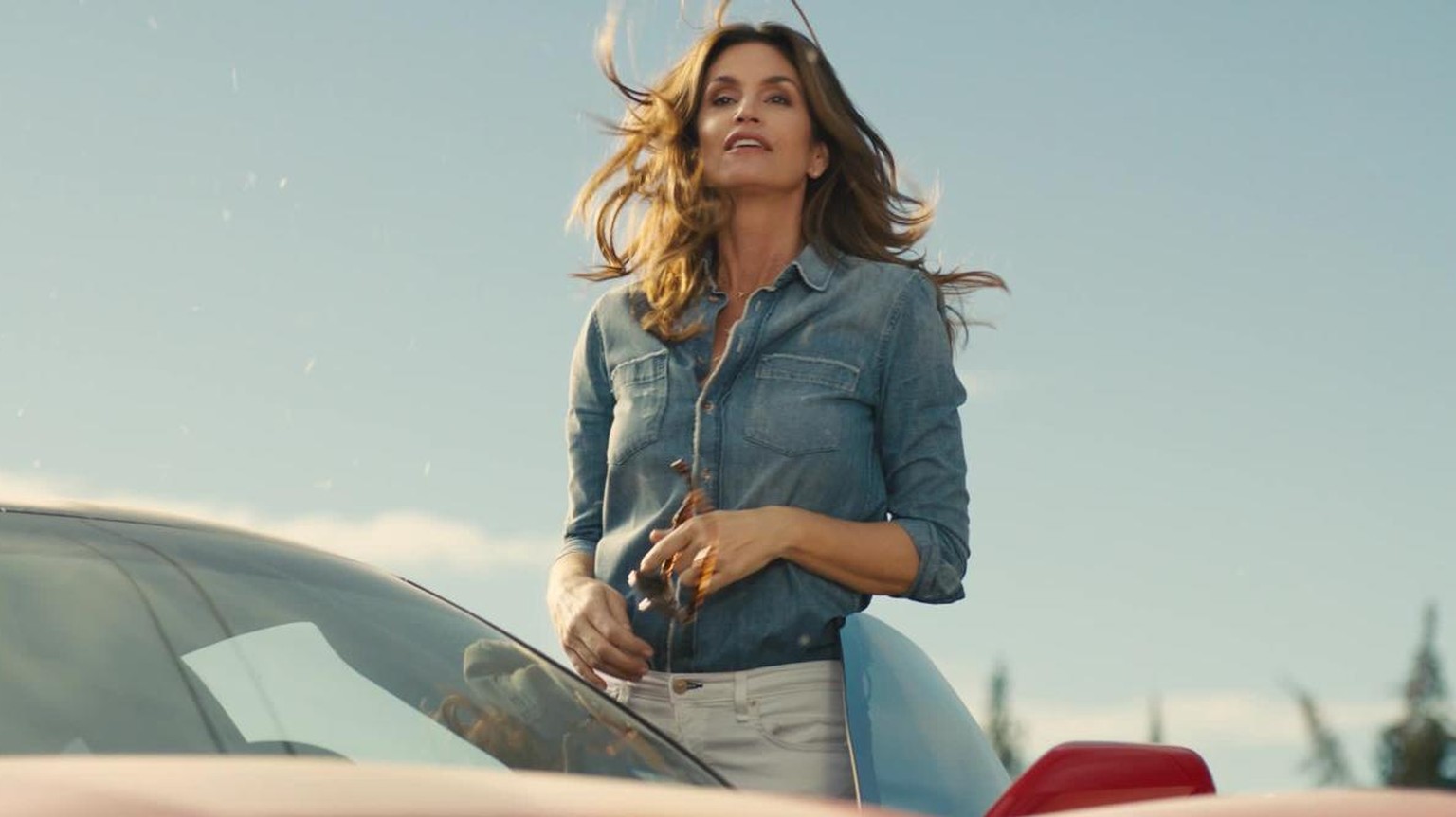 Wenn Cindy Crawford aus dem Auto steigt und sich in Pose wirft, bleiben die Münder wieder reihenweise offen stehen.