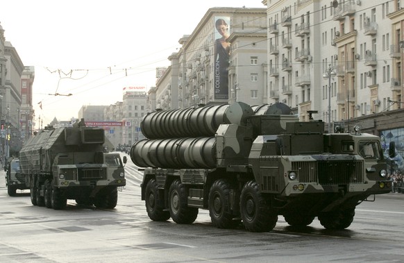 Ein russisches S-300-Fahrzeug an einer Militärparade in Moskau 2009.