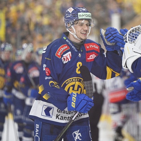 Rico Gredig (HCD) bejubelt sein 1-0 beim vierten Eishockey Playoff Halbfinalspiel der National League zwischen dem HC Davos und den ZSC Lions, am Samstag, 5. April 2025, in der zondacrypto-Arena in Da ...