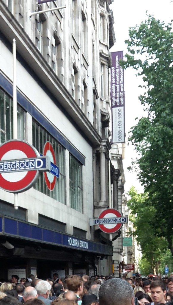Nichts geht mehr: Gestrandete Passagiere bei der U-Bahn-Station «Holborn Station» im Viertel Borough of Camden.&nbsp;