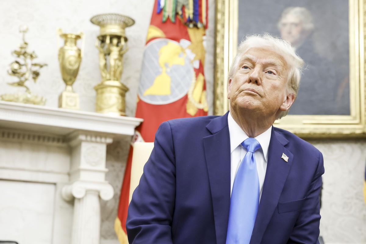 epaselect epa11875549 US President Donald J. Trump during a meeting with Israeli Prime Minister Benjamin Netanyahu in the Oval Office of the White House in Washington, DC, USA, 04 February 2025. Presi ...