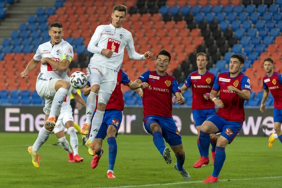 Luzerns Stefan Knezevic, Luzerns Silvan Sidler, Basels Elis Isufi und Basels Tician Tushi, von links, im Fussball Meisterschaftsspiel der Super League zwischen dem FC Basel 1893 und dem FC Luzern im S ...