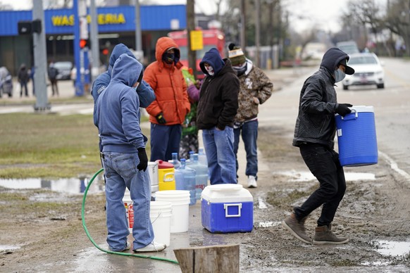 Texanerinnen und Texaner stehen für Wasser an, da der Wintereinbruch die Wasserversorgung unterbrochen hat.