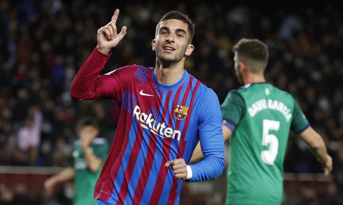 epa09822772 FC Barcelona's Ferran Torres celebrates after scoring the 1-0 lead during a Spanish LaLiga soccer match between FC Barcelona and Osasuna at Camp Nou in Barcelona, Spain, 13 March 2022 ...