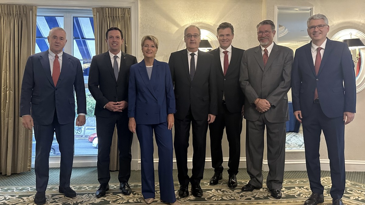 Nach-Zoll-Fiasko-Jetzt-soll-es-die-Mar-a-Lago-Crew-richten