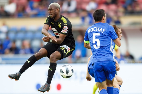 Le defenseur zuerichois Souleyman Doumbia, gauche, lutte pour le ballon avec le defenseur lausannois Alain Rochat, droite, lors de la rencontre de football de Super League entre le FC Lausanne-Sport,  ...