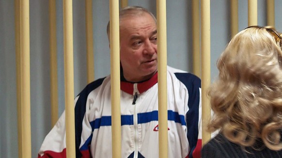 epa06584601 A photo dated 09 August 2006 shows Sergei Skripal talking from a defendants cage to his lawyer during a hearing at the Moscow District Military Court in Moscow, Russia (issued 06 March 201 ...