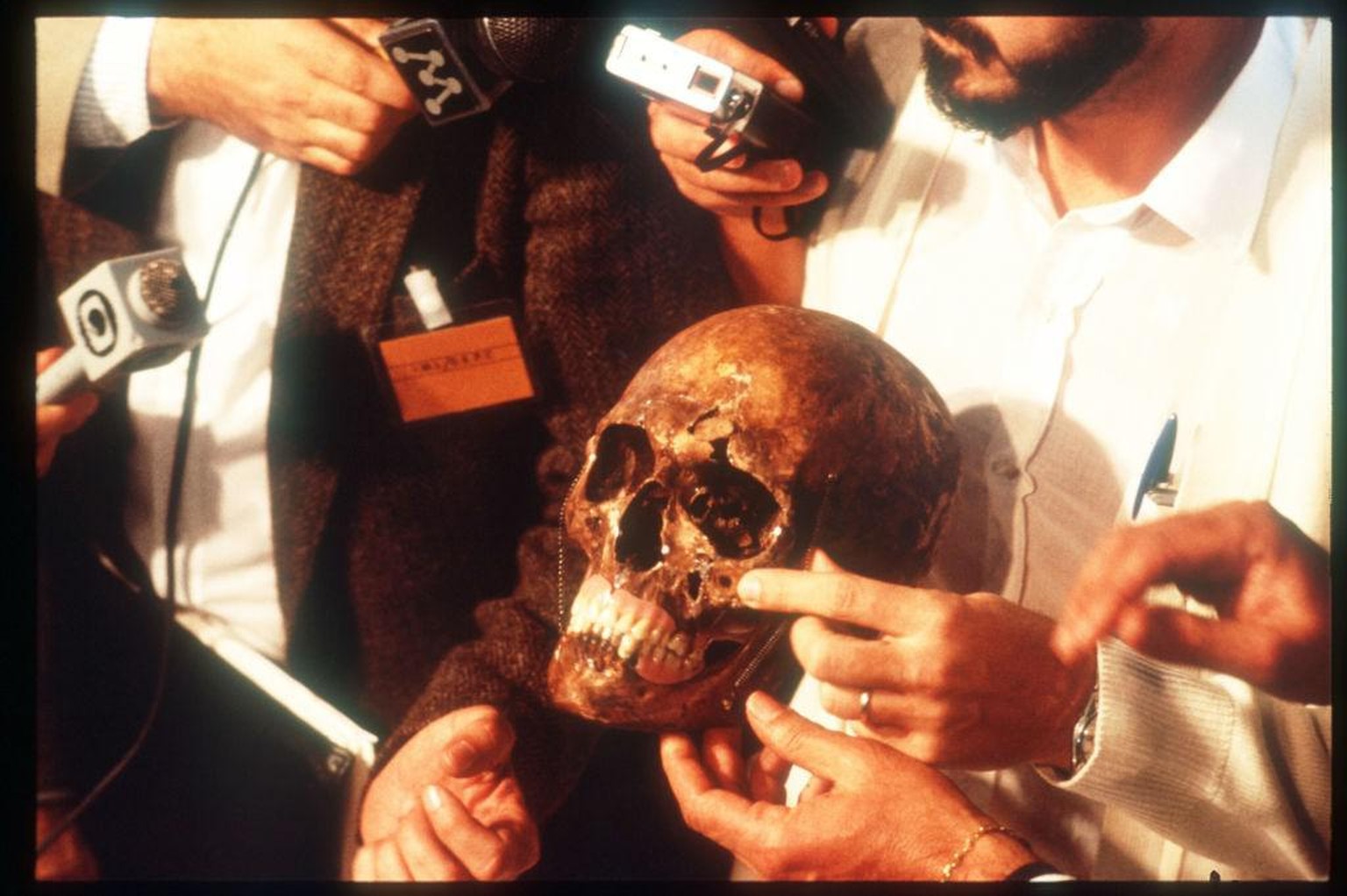 Der mutmassliche Schädel von Josef Mengele wird Reportern gezeigt.